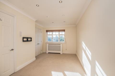 2 bedroom flat to rent, Herons Place