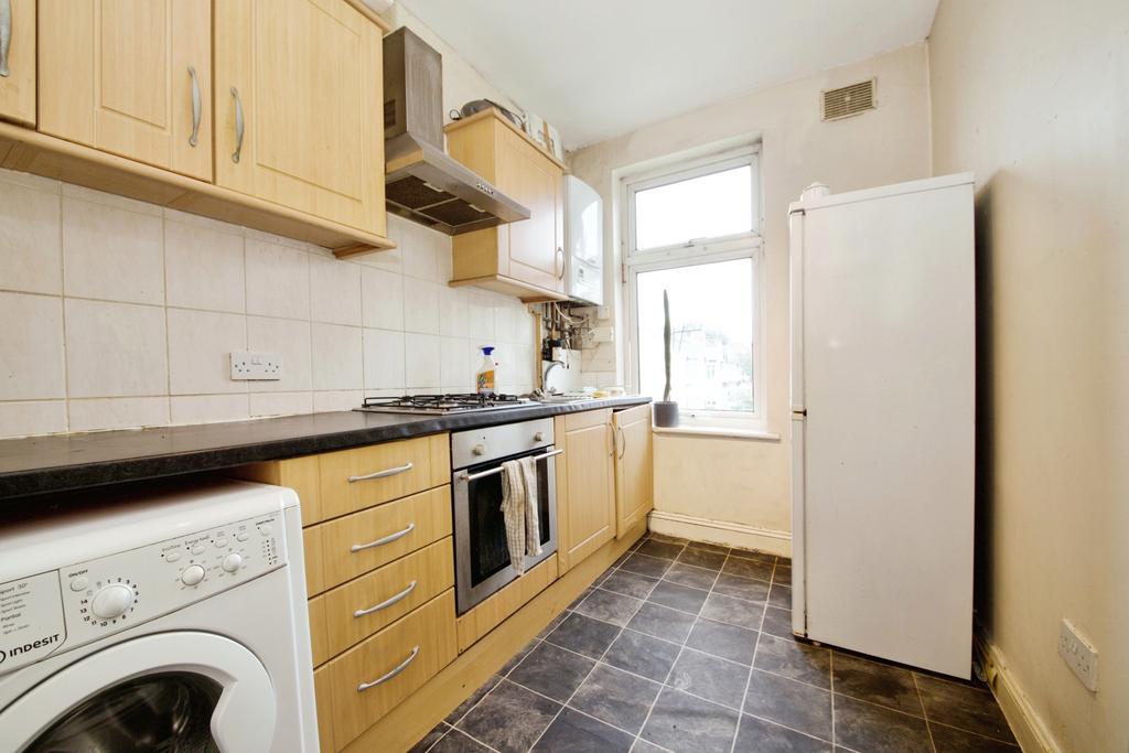 Cleveland Park Crescent, Walthamstow... 1 bed flat to rent £1,500 pcm