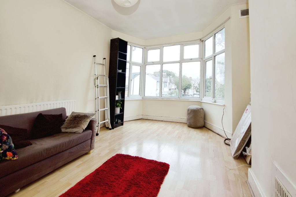 Cleveland Park Crescent, Walthamstow... 1 bed flat to rent £1,500 pcm