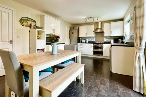 8 Llys Ynysgeinon, Godrergraig, Swansea, SA9 2BJ