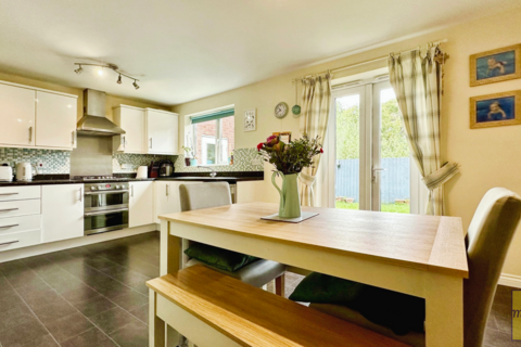 8 Llys Ynysgeinon, Godrergraig, Swansea, SA9 2BJ