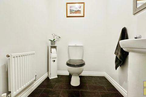 8 Llys Ynysgeinon, Godrergraig, Swansea, SA9 2BJ