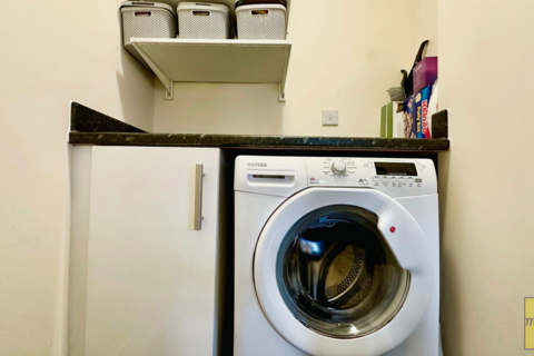 8 Llys Ynysgeinon, Godrergraig, Swansea, SA9 2BJ