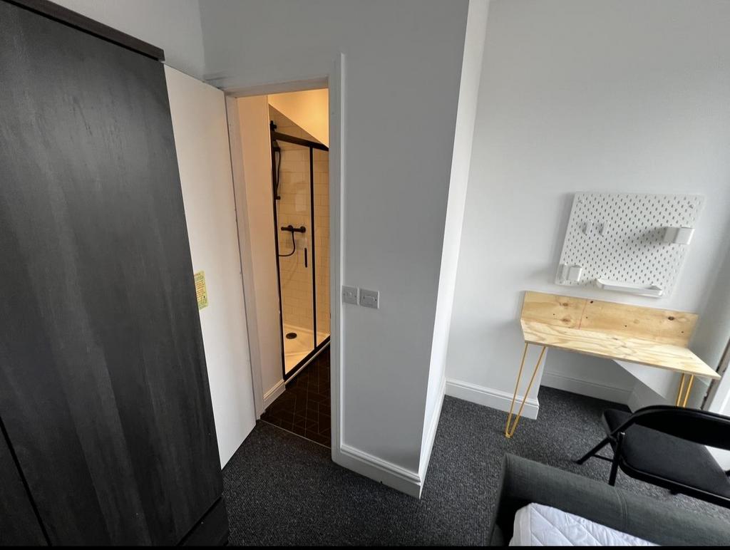 Bedroom 5   angle 3.