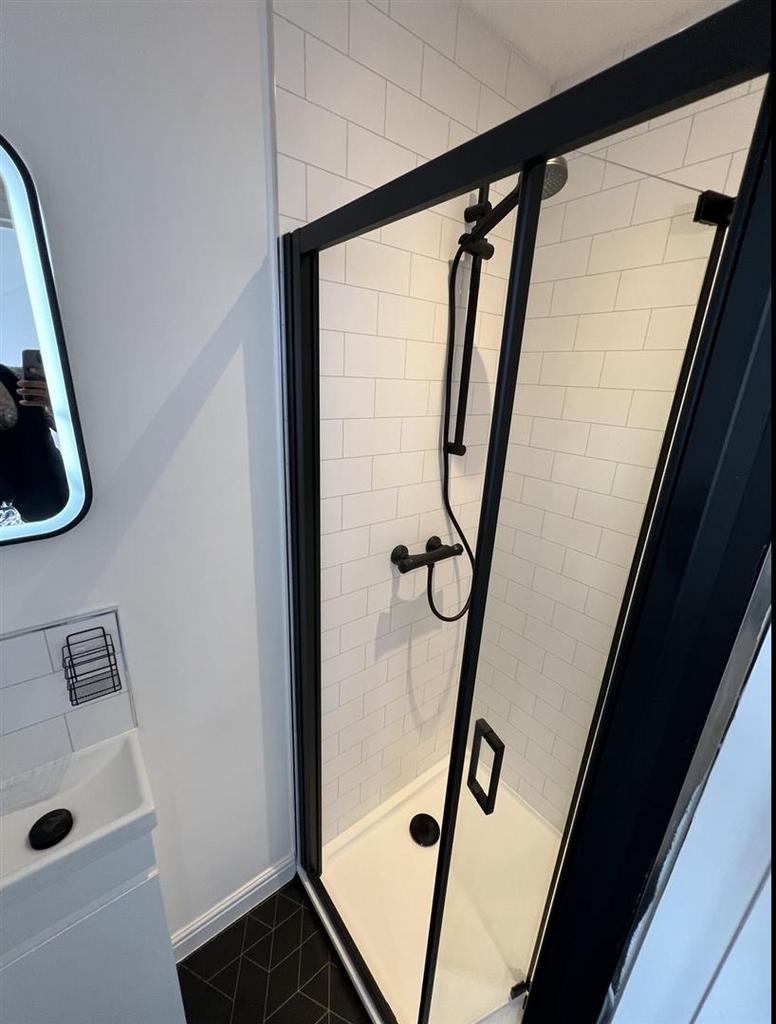 Bedroom 4   en suit