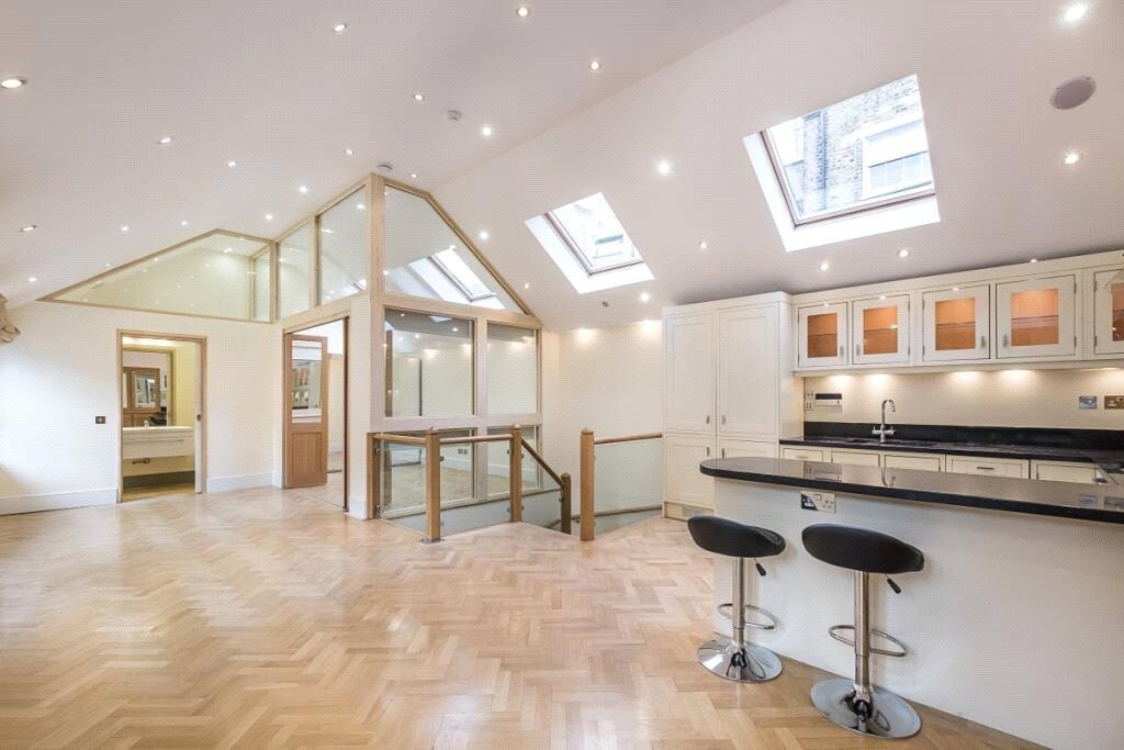 Moreton Terrace Mews South, London SW1V 3 bed end of terrace house to