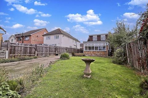 3 bedroom semi-detached house to rent, Manor Road, Benfleet