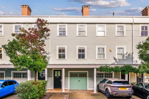 6 Portland Close, Worcester Park, KT4 8DJ