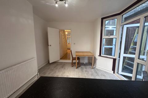 4 bedroom terraced house to rent, Malvern Road, London