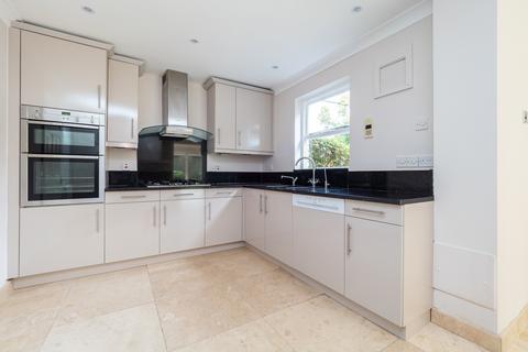 5 bedroom detached house to rent, Bridleway Close, Epsom KT17