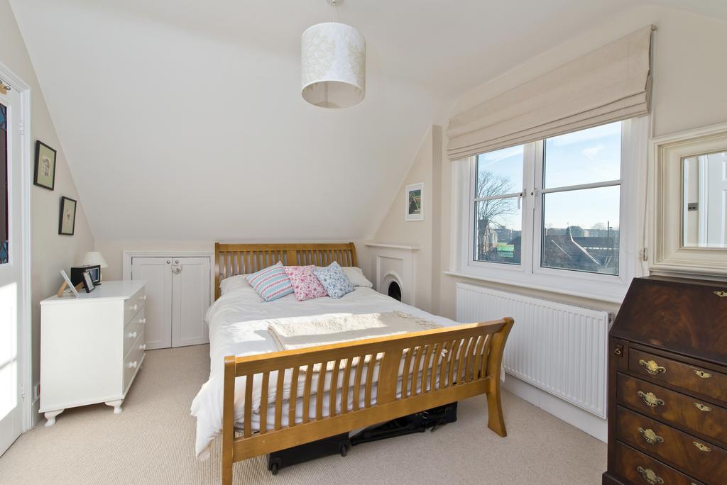 3 Strachen Place-Bed
