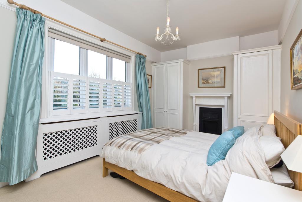 3 Strachen Place-Bed