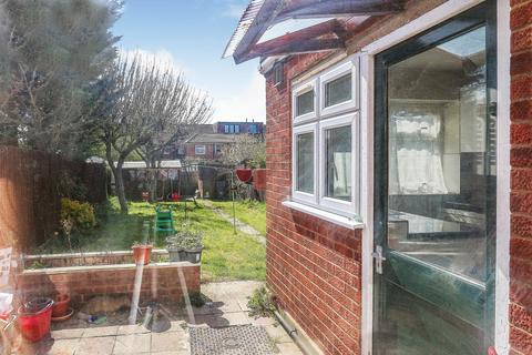 2 bedroom terraced house to rent, Manford Way, Essex IG7