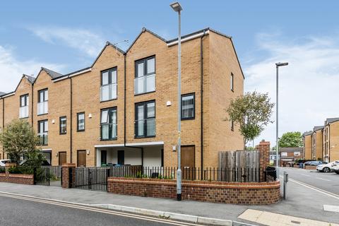 3 bedroom terraced house to rent, Skerry Close, Greater Manchester M13