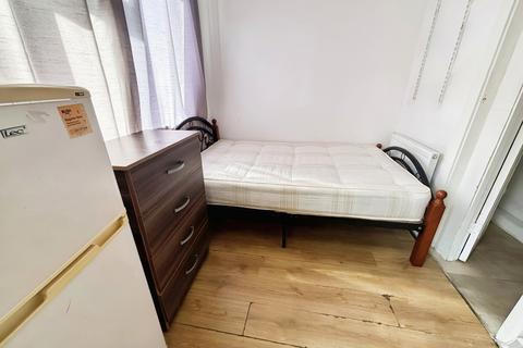 1 bedroom in a house share to rent, Chesterton Road, London E13