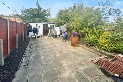 1 bedroom in a house share to rent, Carlyle Road, London E12