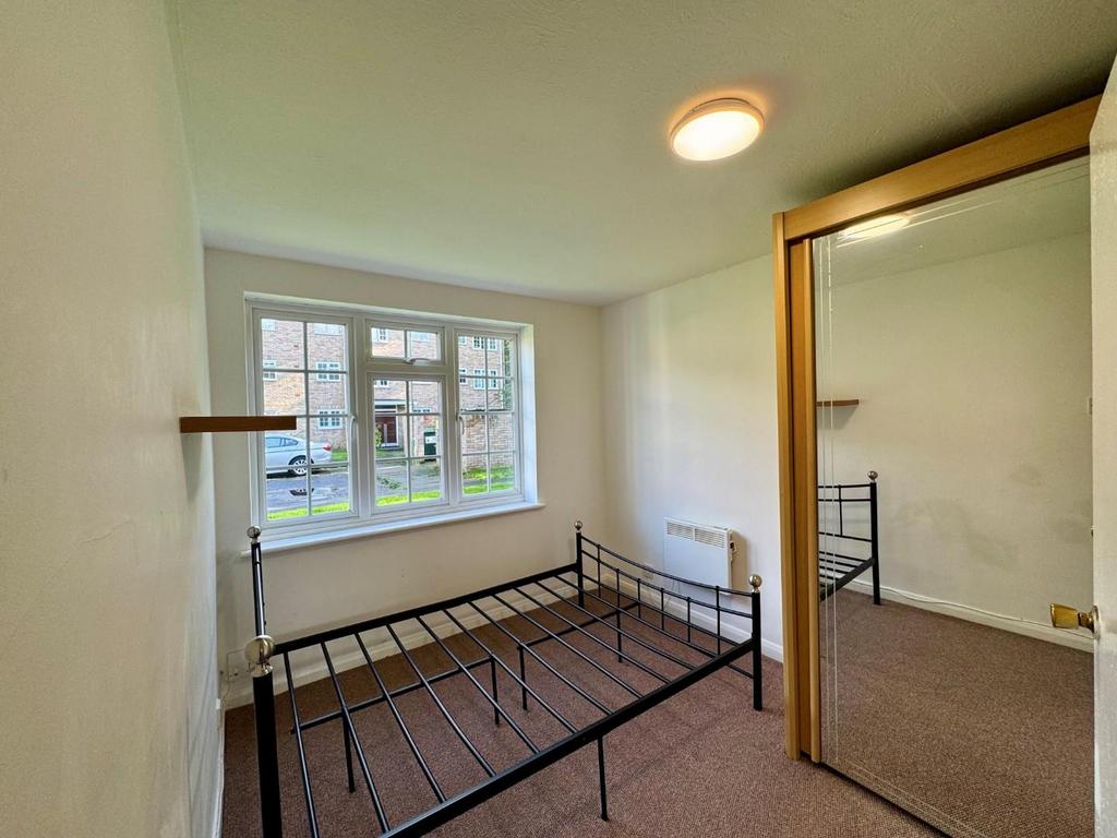Swallow Close, StainesUponThames 3 bed flat to rent £1,850 pcm (£