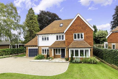 5 bedroom detached house to rent, Russell Close, Walton On The Hill, Tadworth