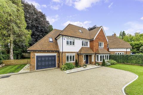 5 bedroom detached house to rent, Russell Close, Walton On The Hill, Tadworth