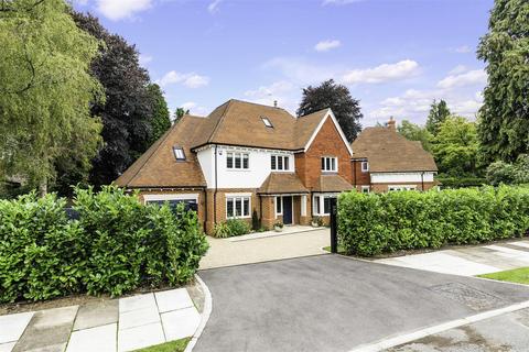 5 bedroom detached house to rent, Russell Close, Walton On The Hill, Tadworth