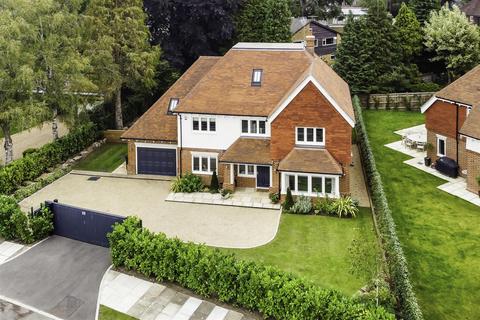 5 bedroom detached house to rent, Russell Close, Walton On The Hill, Tadworth