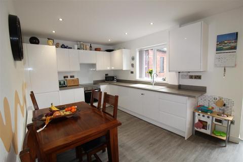 3 bedroom townhouse for sale, Ainsworth Avenue, Horwich, Bolton