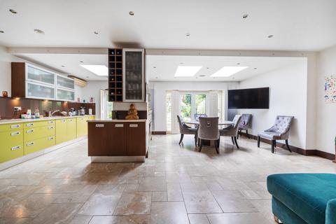15 Baronsmede, London, W5 4LS