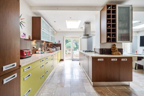 15 Baronsmede, London, W5 4LS