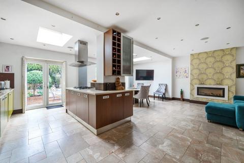 15 Baronsmede, London, W5 4LS