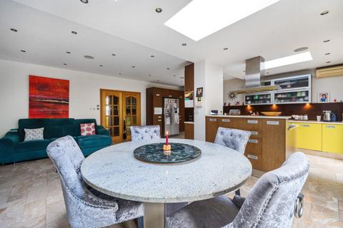 15 Baronsmede, London, W5 4LS