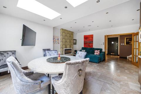 15 Baronsmede, London, W5 4LS