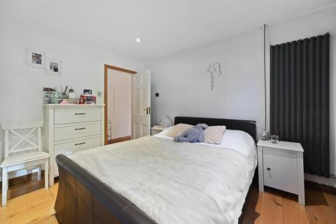 2 bedroom flat for sale, Wales Farm Road, North Acton, W3