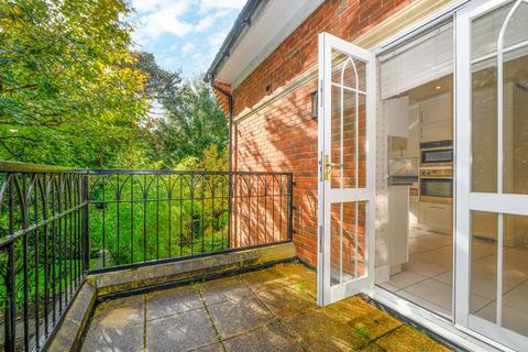 3 bedroom apartment for sale, Old Avenue, Weybridge, KT13