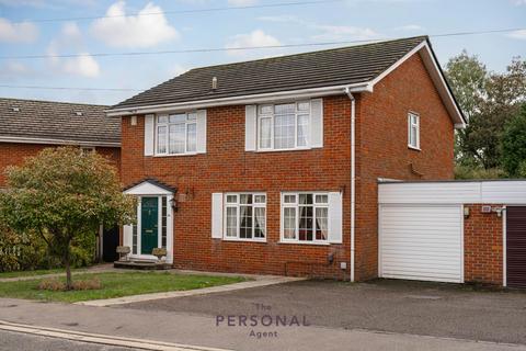 4 bedroom detached house to rent, Fir Tree Close, Epsom