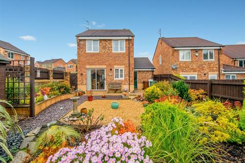 3 bedroom detached house for sale, Greenmoor Avenue, Farnley, Leeds