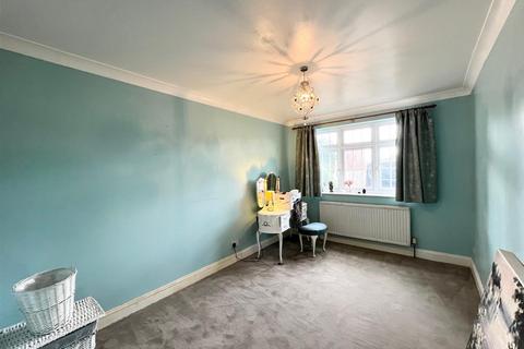 4 Felstead Road, Romford, RM5 3RH