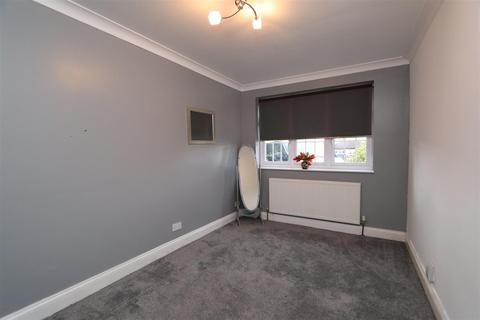 4 Felstead Road, Romford, RM5 3RH