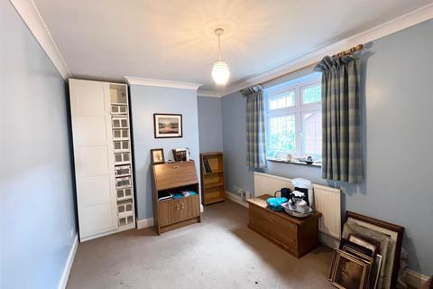 4 Felstead Road, Romford, RM5 3RH