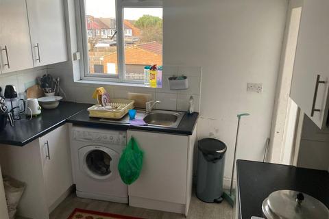 2 bedroom flat to rent, Alexandra Avenue, Harrow