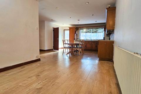 3 bedroom terraced house to rent, Leamington Garden, Seven Kings, IG3