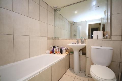 3 bedroom apartment to rent, Finsbury Park Road, London