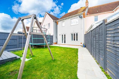 9 Baynard Avenue, Little Dunmow, Dunmow, CM6 3FF