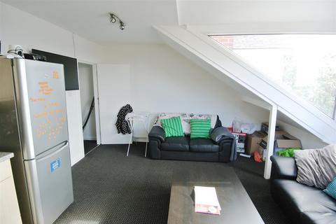 4 bedroom flat to rent, Chestnut Avenue, Hyde Park, Leeds