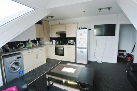 4 bedroom flat to rent, Chestnut Avenue, Hyde Park, Leeds