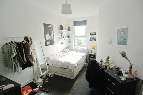 4 bedroom flat to rent, Chestnut Avenue, Hyde Park, Leeds