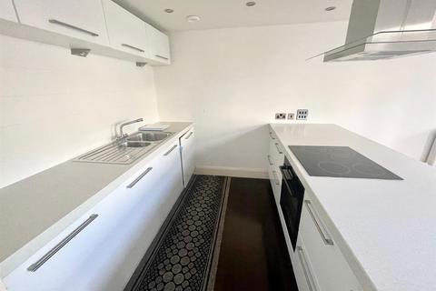 2 bedroom flat to rent, Clare Hall Apartments, Halifax