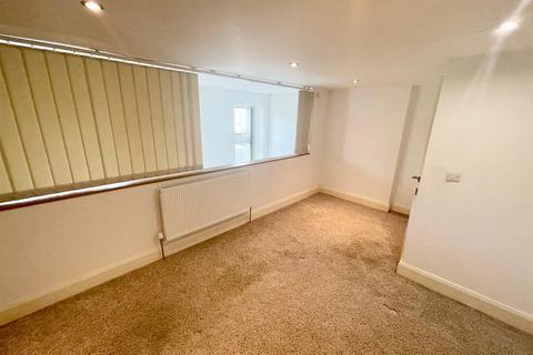 2 bedroom flat to rent, Clare Hall Apartments, Halifax