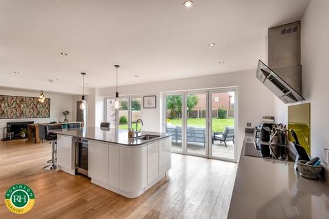 11a Blenheim Drive, Finningley, Doncaster, DN9 3QF