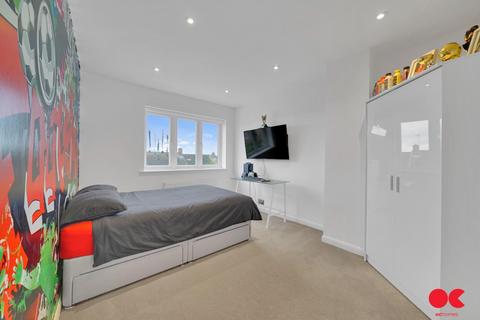 9 William Close, Collier Row, Romford, RM5 3EX