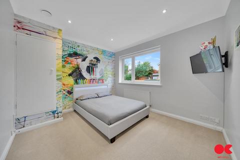 9 William Close, Collier Row, Romford, RM5 3EX
